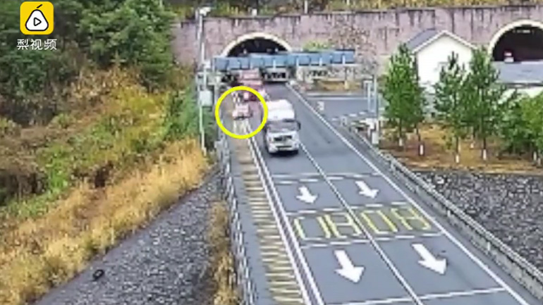 Έκανε συγκρουόμενα και της έφταιγαν τα τακούνια!